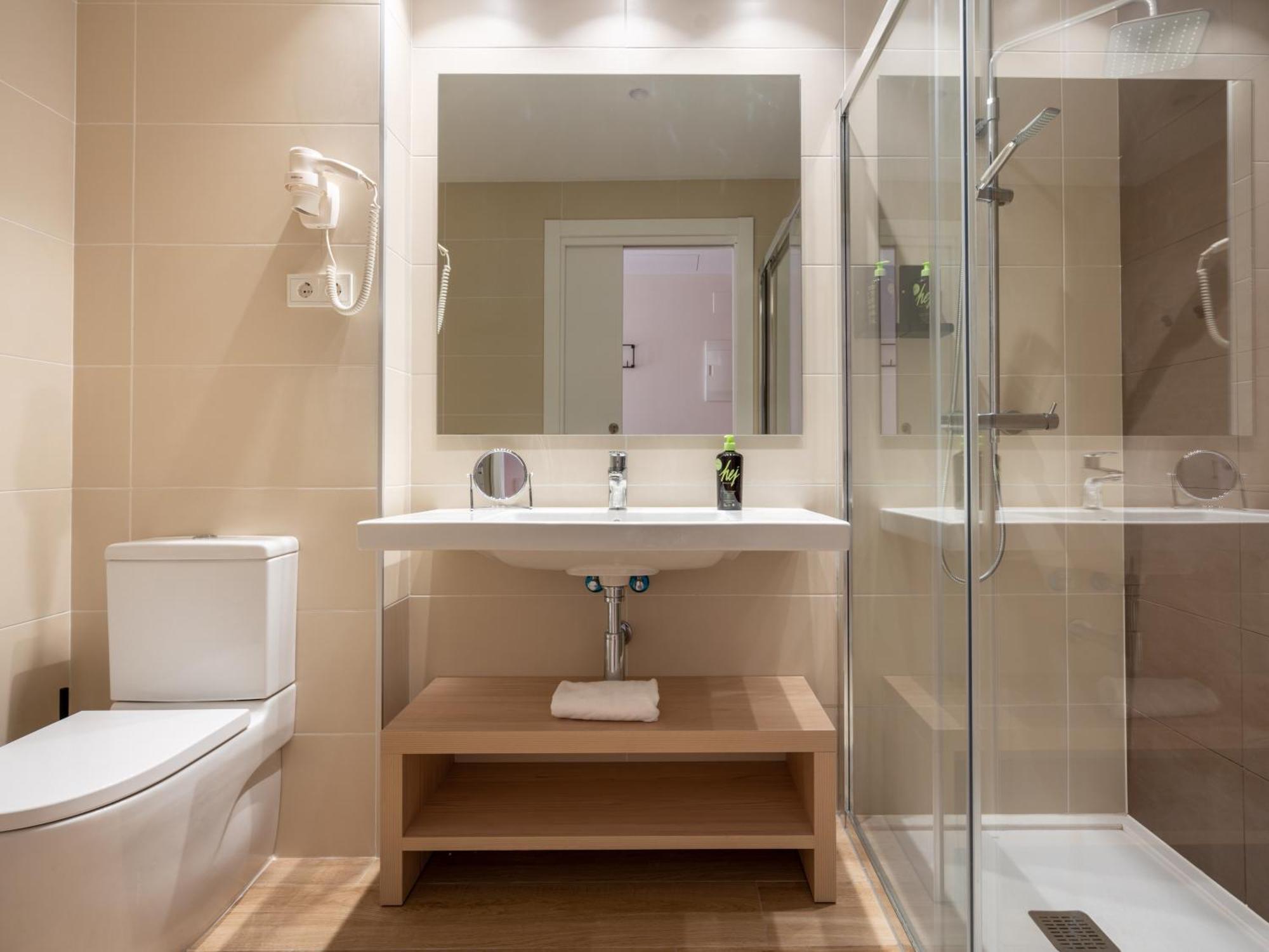 Limehome Barcelona Carrer De Besalu 82 Exterior photo